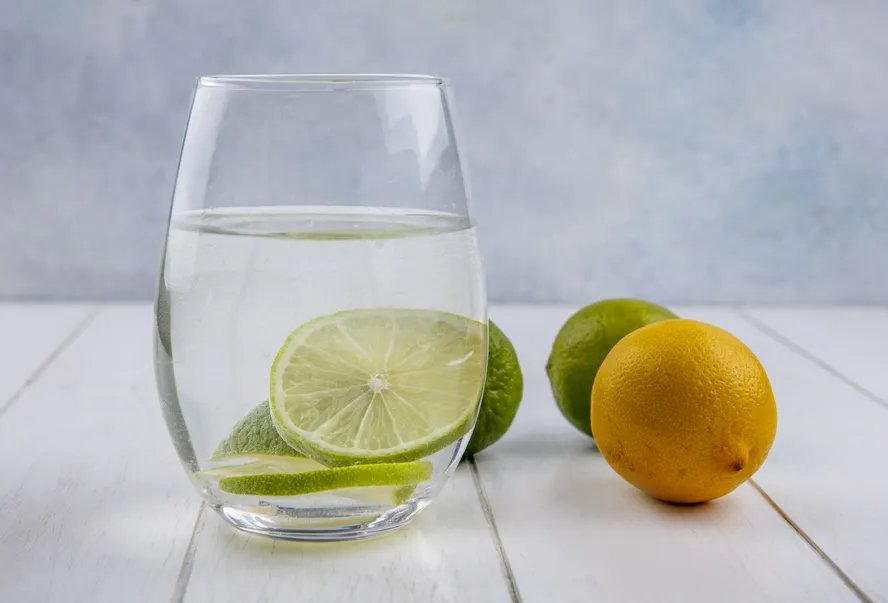 benefícios da agua com limão