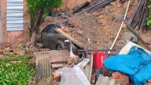 Barranco desaba e deixa carro e casas destruídos durante temporal em Manaus; vídeo
