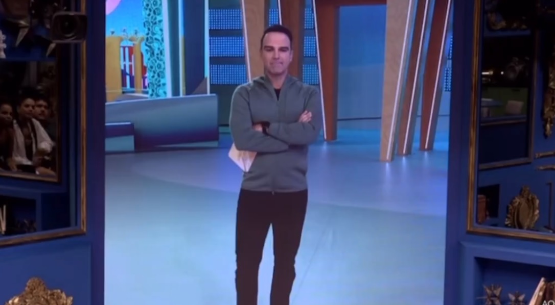 Tadeu Schmidt sorrindo ao lado de seu irmão Oscar Schmidt em registro profissional