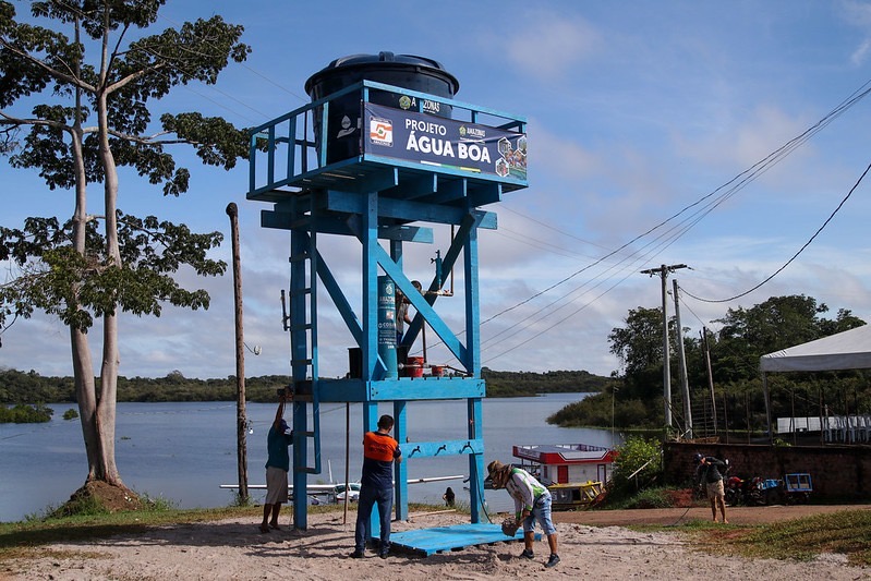 Governo do Amazonas leva unidade do Projeto Água Boa e luminárias de LED para comunidade do Careiro Castanho no AM
