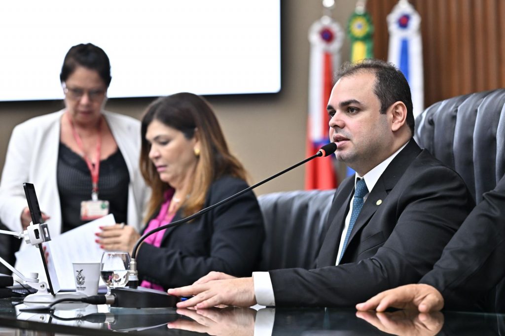 Presidente Roberto Cidade comanda votação que aprovou reajuste de 5% aos servidores do MPAM e instituiu o PCCR aos servidores do Ipaam