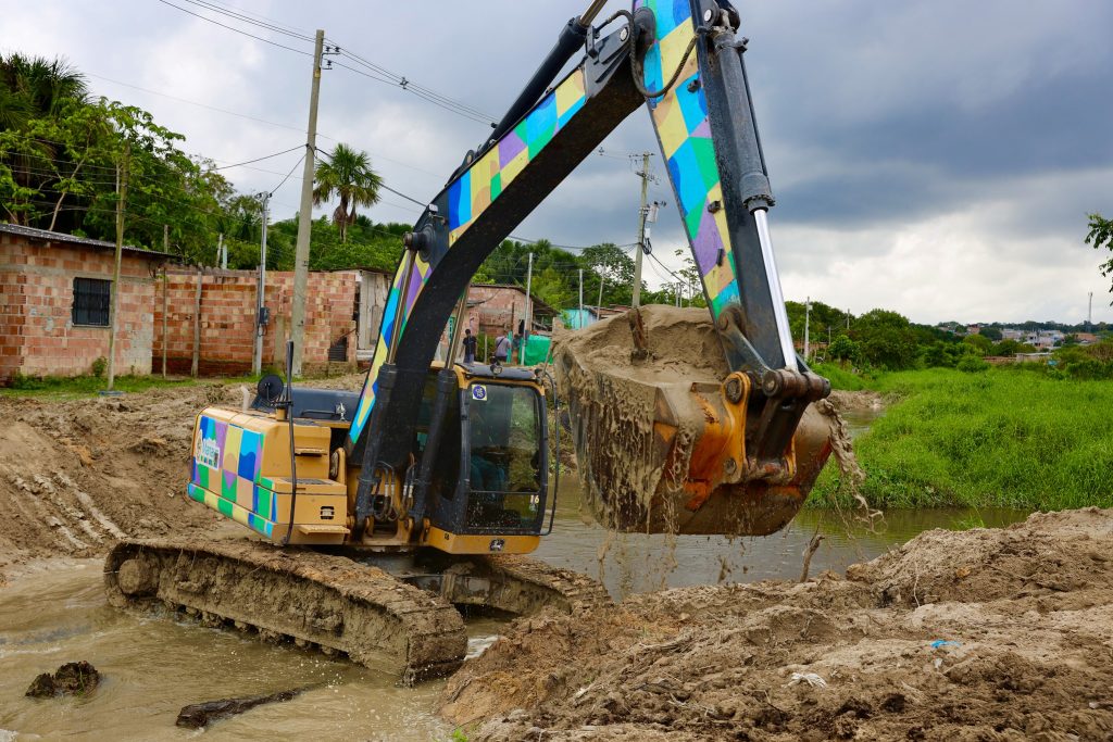 Prefeitura de Manaus retira 500 toneladas de sedimento e lixo em igarapé no bairro Nova Cidade