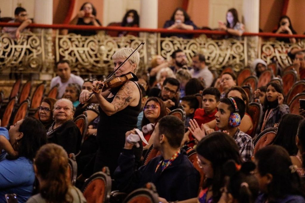 Teatro Amazonas celebra ‘Abril Azul’ com concerto especial para público com Transtorno do Espectro Autista