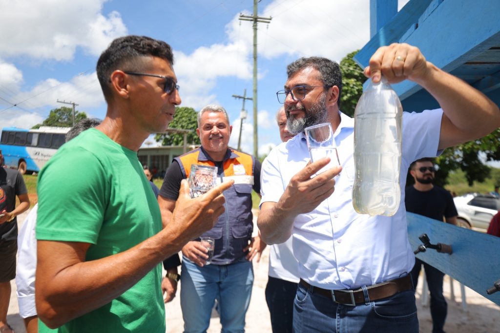 Governo do Amazonas leva unidade do Projeto Água Boa e luminárias de LED para comunidade do Careiro Castanho no AM