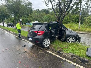 Vídeo: Carro bate em árvore e ocupante fica preso nas ferragens em Manaus