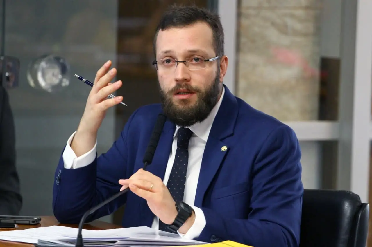 Deputado Filipe Barros convoca oposição contra censura após denúncias de Elon Musk