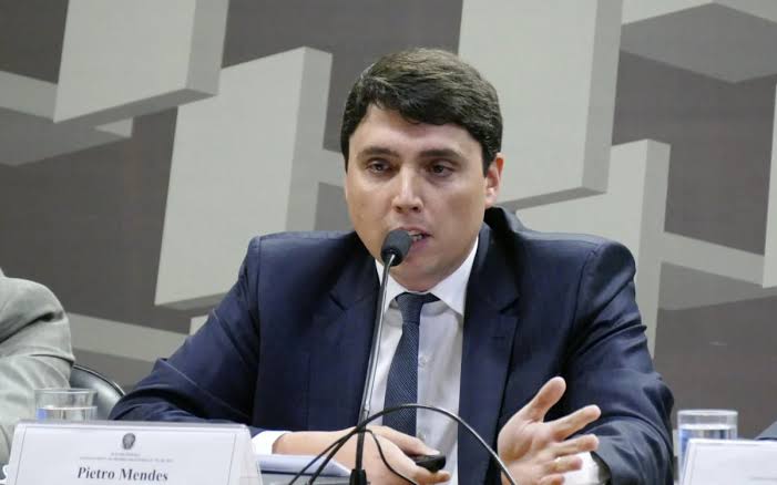 Justiça afasta presidente do Conselho da Petrobras do cargo