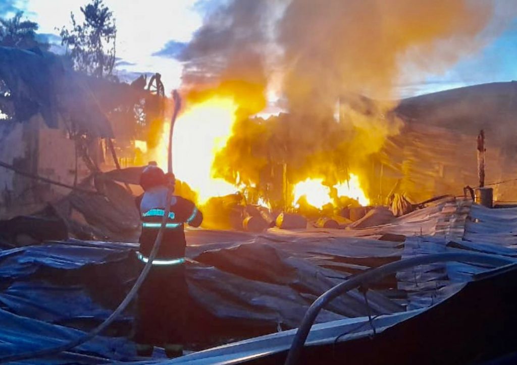 Fábrica de colchões é atingida por incêndio de grande proporção em Rio Preto da Eva