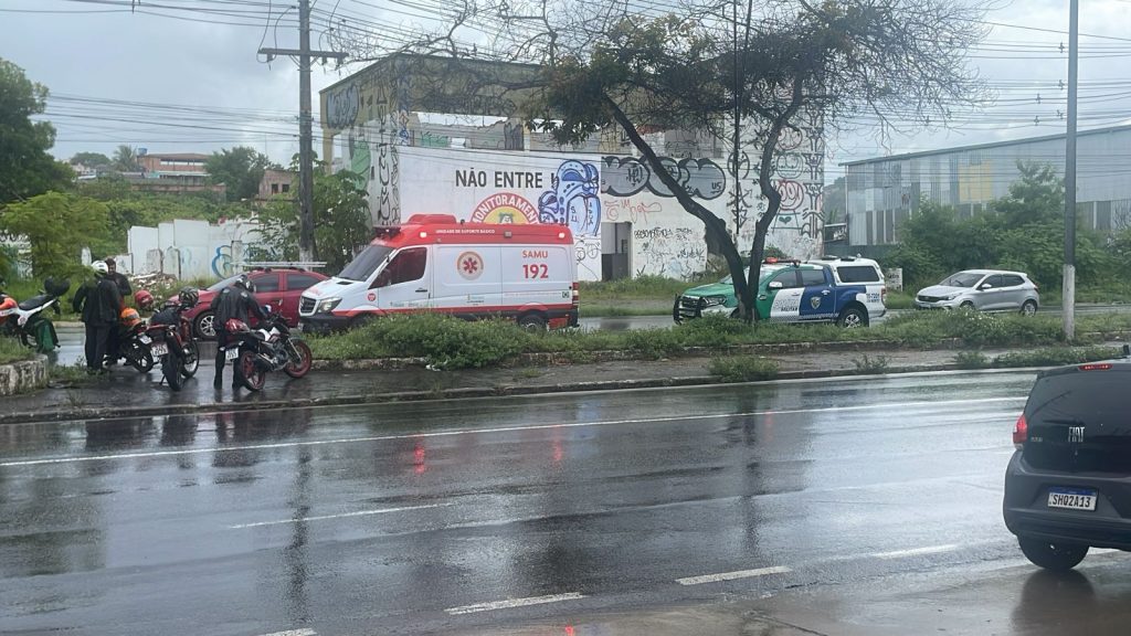 Mãe e filha são atropeladas ao tentar atravessar rua em Manaus.