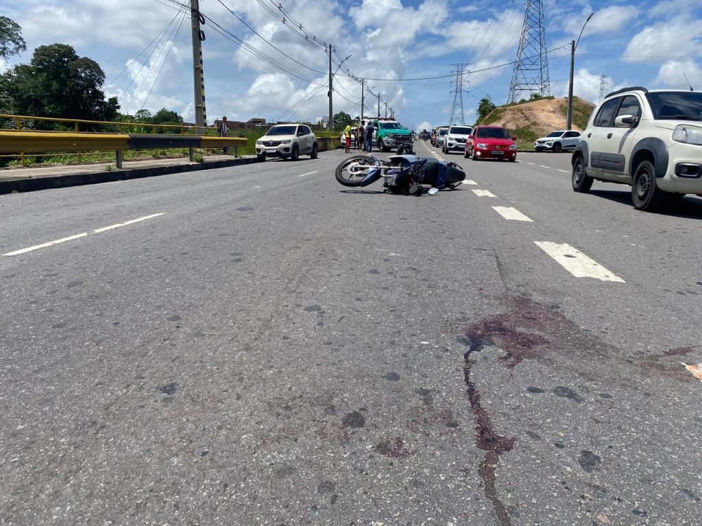 Mulher tem fratura exposta ao cair de moto em avenida de Manaus