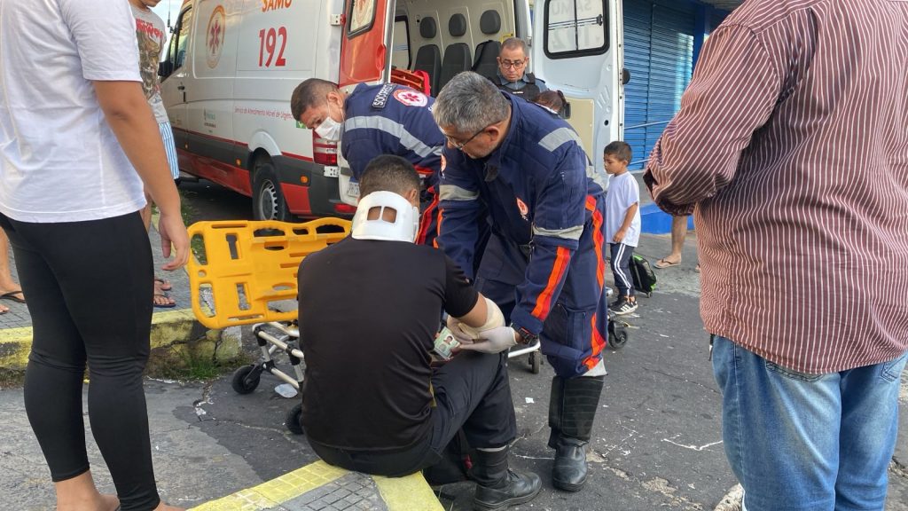 Carro atropela homem que tentava atravessar rua em Manaus