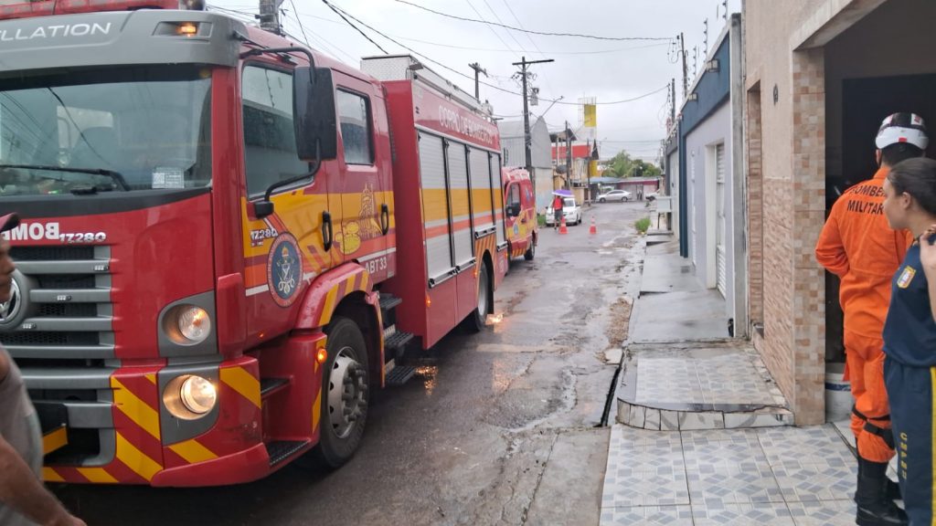 Vídeo: Fiação elétrica causa incêndio em casa de Manaus