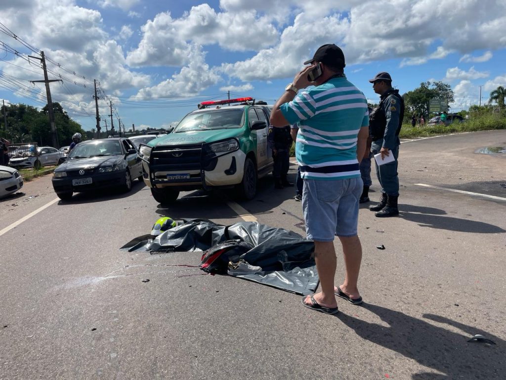 Mãe de motociclista morto em acidente na estrada da Ponte Rio Negro fica desesperada ao ver o corpo do filho