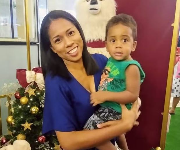 Mãe morre eletrocutada ao lado de filho de 6 anos ao tentar salvá-lo