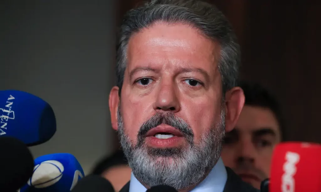 Lira manda instalar comissão na Câmara após decisão do STF de descriminalizar porte de maconha
