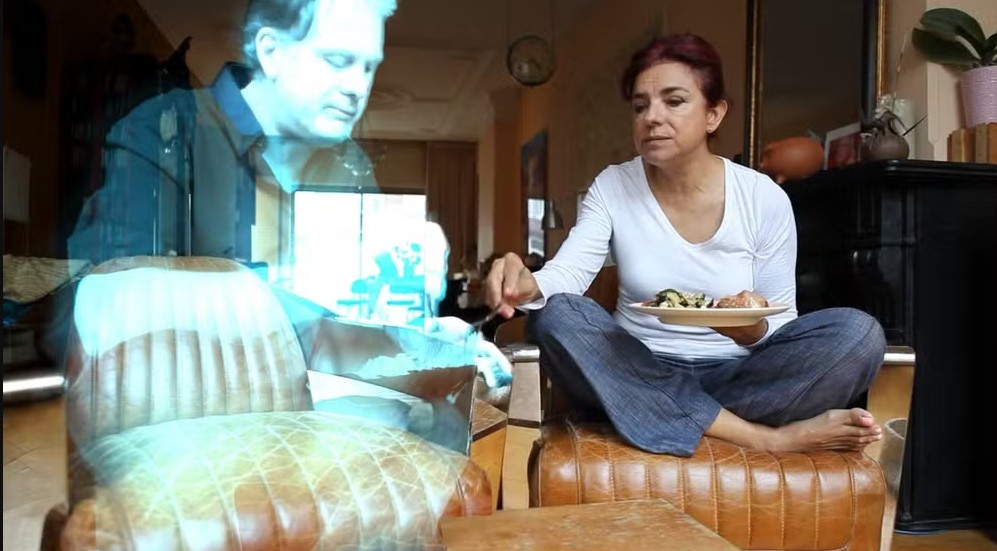 Casamento Inovador: Artista Espanhola Desafia os Limites do Amor com um Holograma