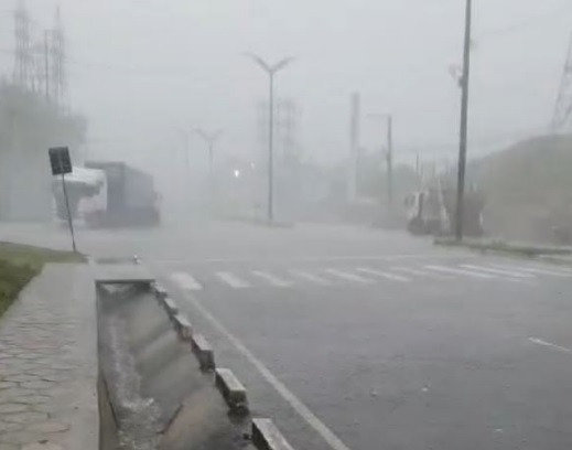 Manaus registrou rompimento de bueiro e desabamentos durante chuva nesta sexta-feira