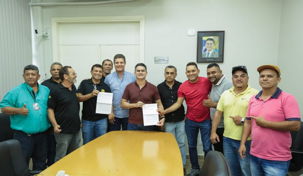 David Almeida assina PL que regulamenta serviços de mototaxistas, taxistas e táxi frete em Manaus
