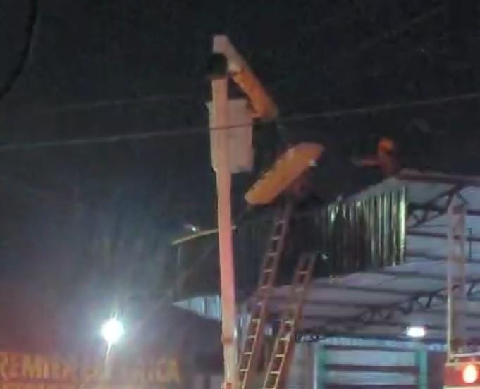 Homem sofre descarga elétrica em telhado de concessionária em Manaus; vídeo