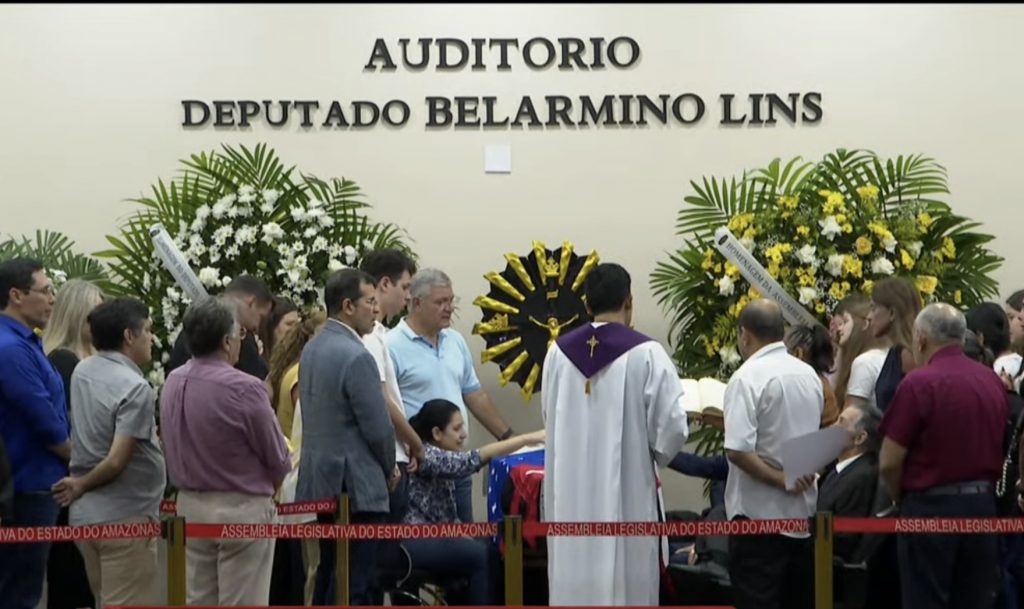 Assista: Familiares e amigos se despedem do ex-deputado federal Arthur Bisneto em Manaus