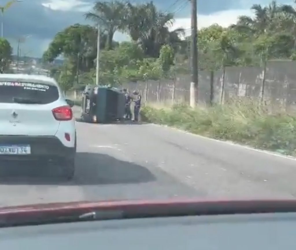 Acidente causa capotamento de viatura da Força Aérea em Manaus; assista
