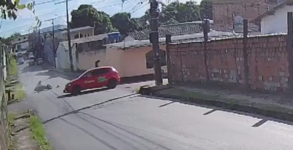 Vídeo: Motociclista de app e passageira ficam feridos após colisão com carro na Zona Norte de Manaus