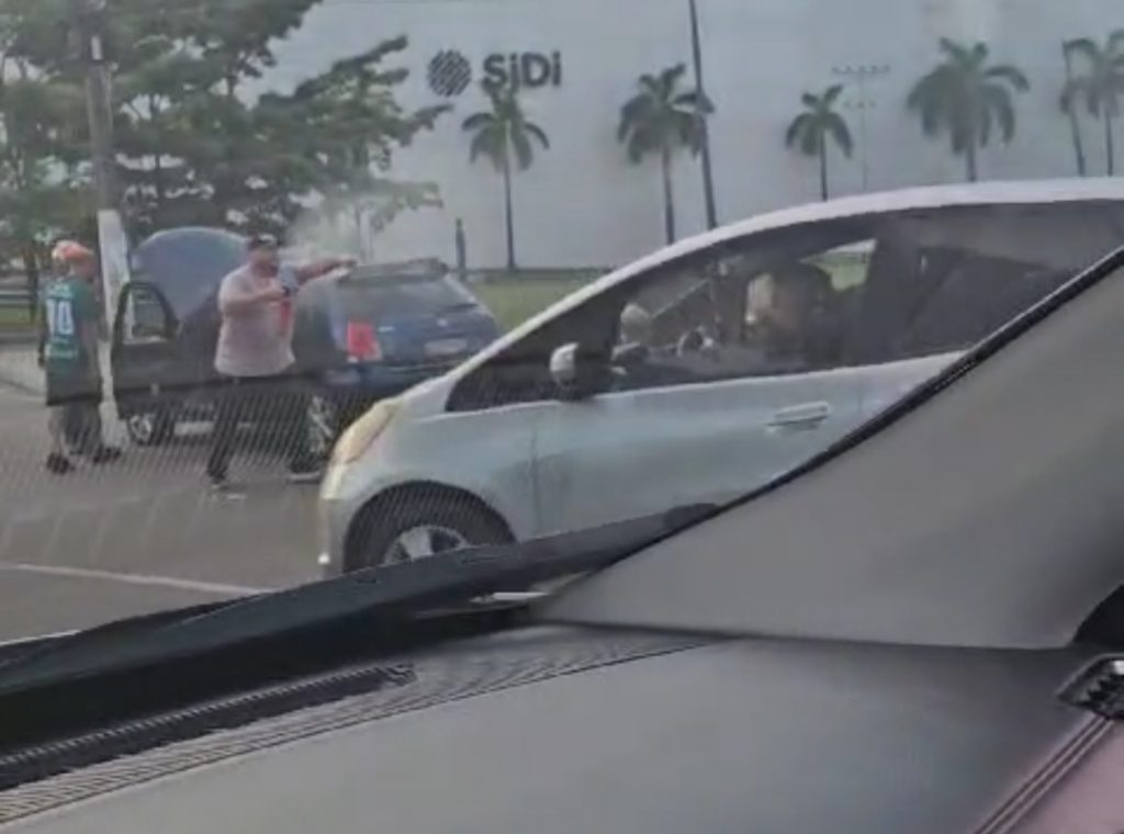 Vídeo: Princípio de incêndio atinge veículo na avenida Coronel Teixeira em Manaus