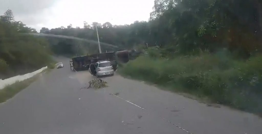 Carreta tomba e bloqueia trecho da rodovia AM-010; assista
