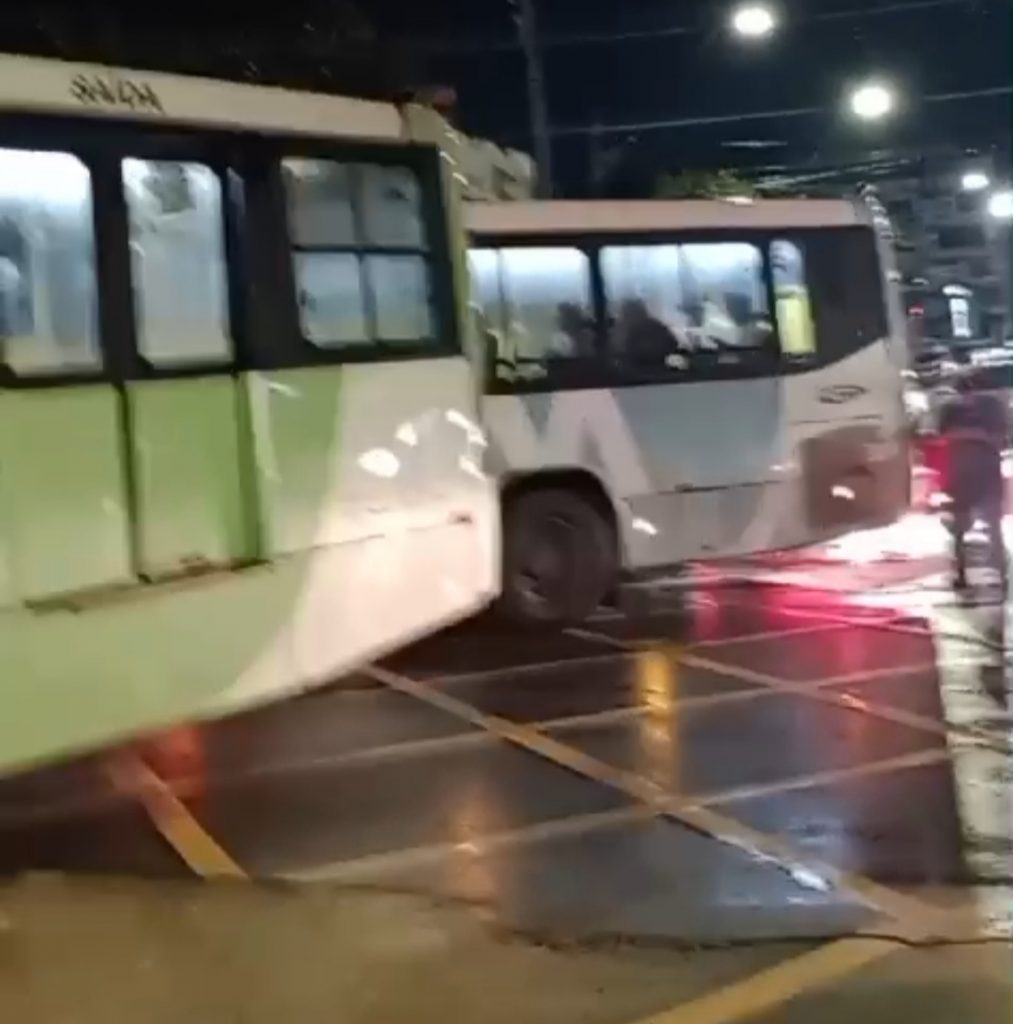 Vídeo: Afundamento na pista deixa trânsito caótico na avenida Getúlio Vargas em Manaus