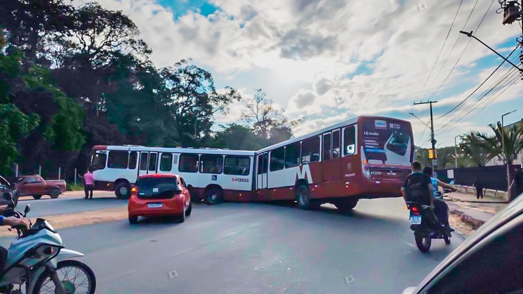 Ônibus quebra ao fazer retorno irregular e interdita avenida na Zona Norte de Manaus