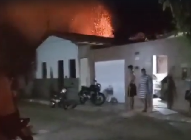 Homem usa celular na tomada, aparelho explode e provoca incêndio em residência