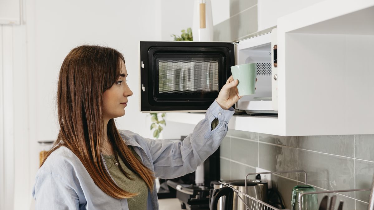 Usar micro-ondas faz mal para a saúde? Entenda os fatos