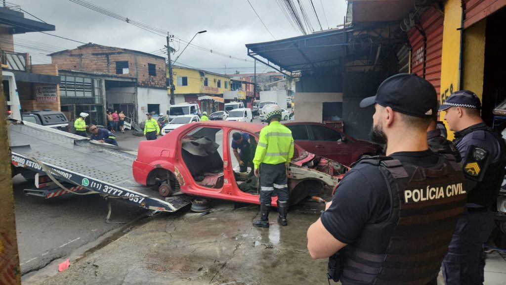 Sucatas e veículos abandonados são removidos de avenida em Manaus