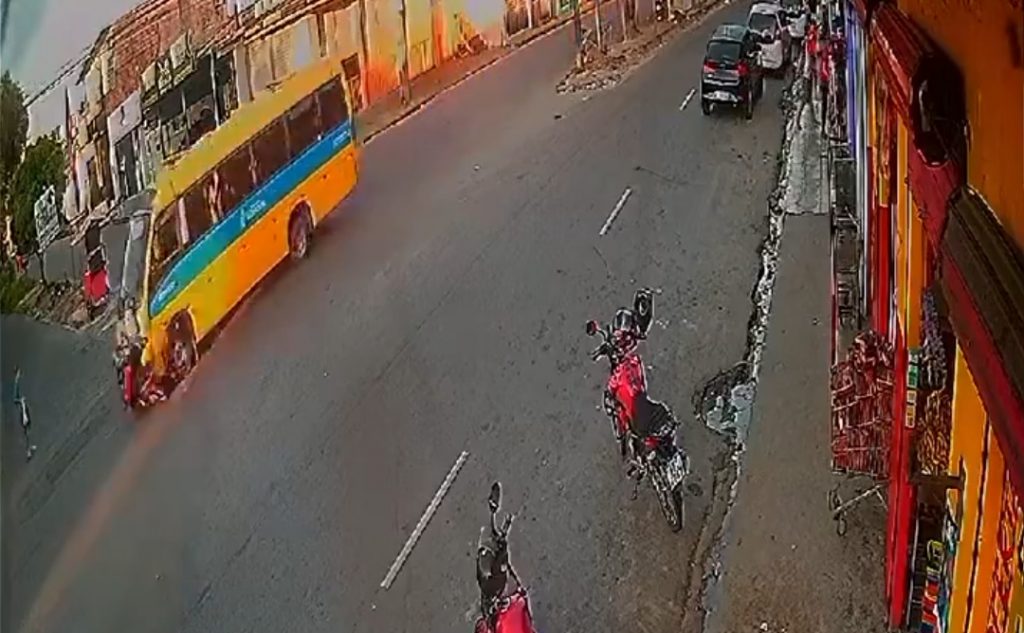 Vídeo mostra colisão entre 'Amarelinho' e motociclista em Manaus
