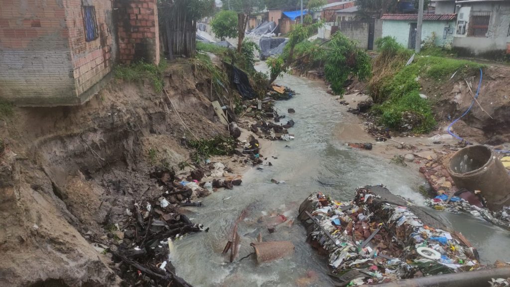 Tubulação rompe durante chuva e casas correm risco de desabar no São José, em Manaus; veja vídeo