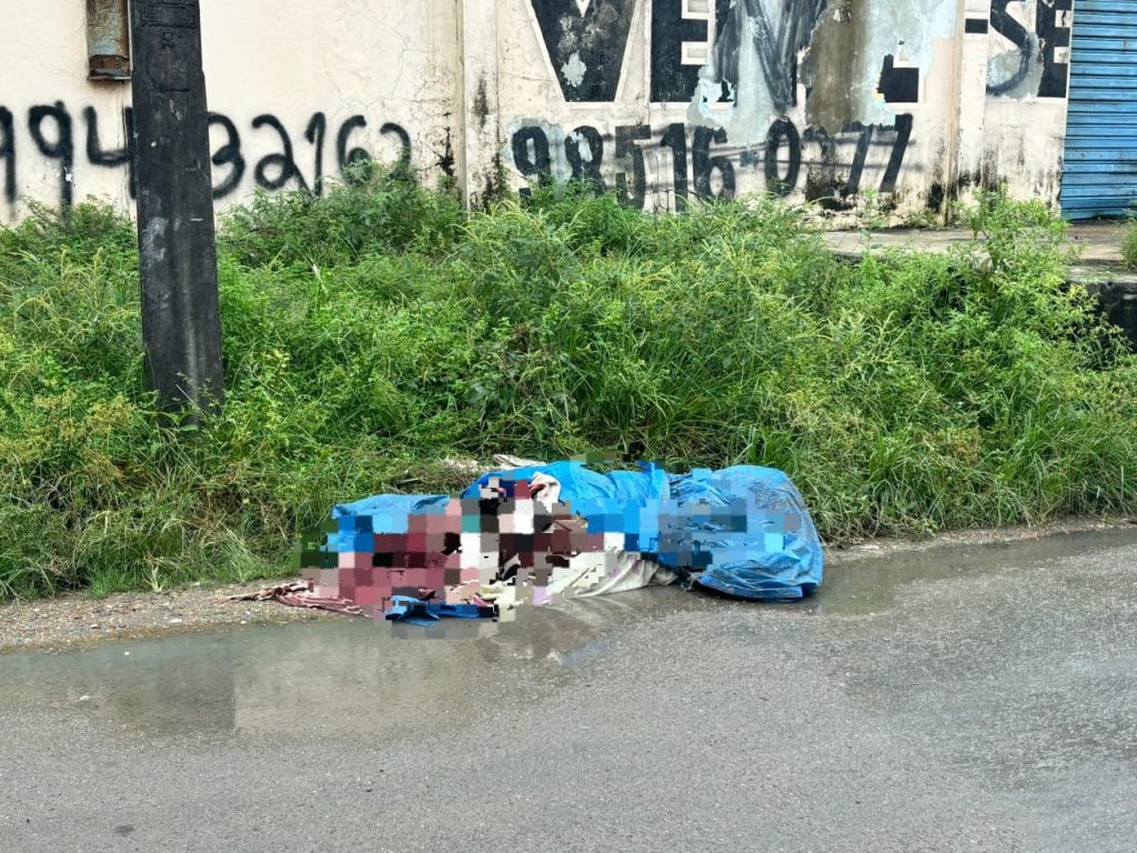 Corpo é encontrado enrolado em lençóis na frente de galpão em Manaus