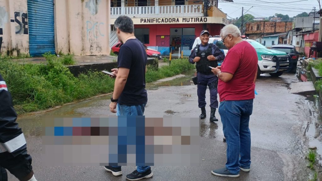 Homem encontrado morto na frente de galpão foi arrastado com cinto pelo pescoço em Manaus