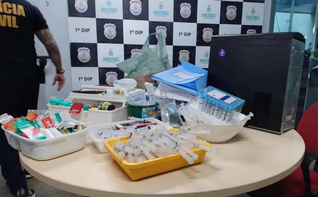 Polícia apreende dezenas de ampolas e frascos de anestésicos usados em rituais de familiares de Djidja Cardoso