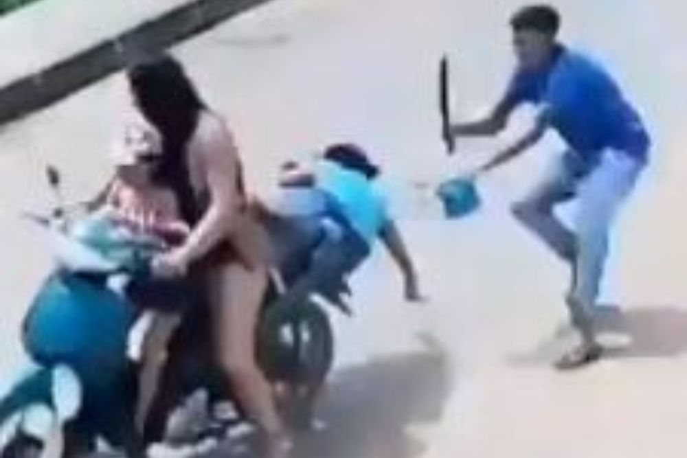 Assista: Criminoso armado com terçado arranca mulher e bebê de moto durante assalto em Tefé
