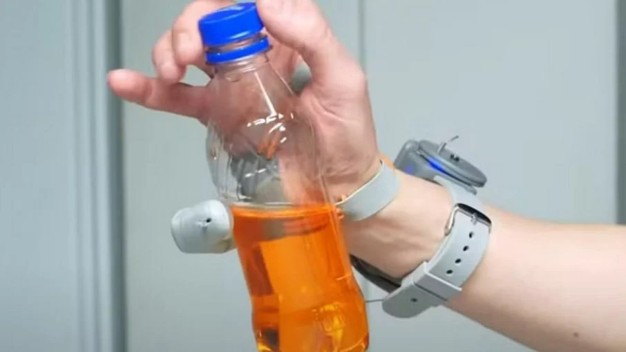 Cientistas criam 6° dedo robótico para revolucionar a maneira como usamos nossas mãos