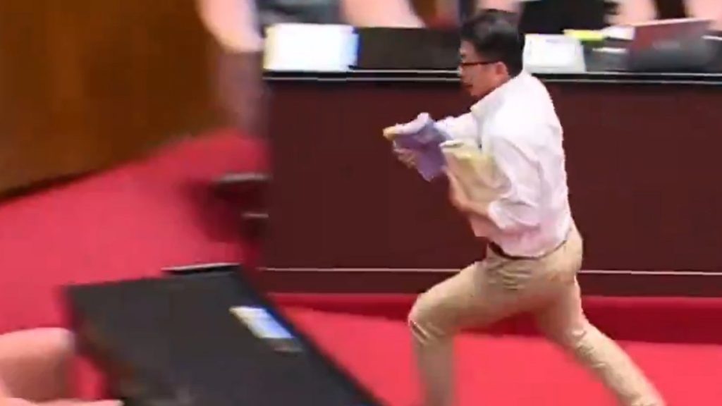 Assista: Para impedir aprovação, deputado rouba projeto de lei e sai correndo de Câmara