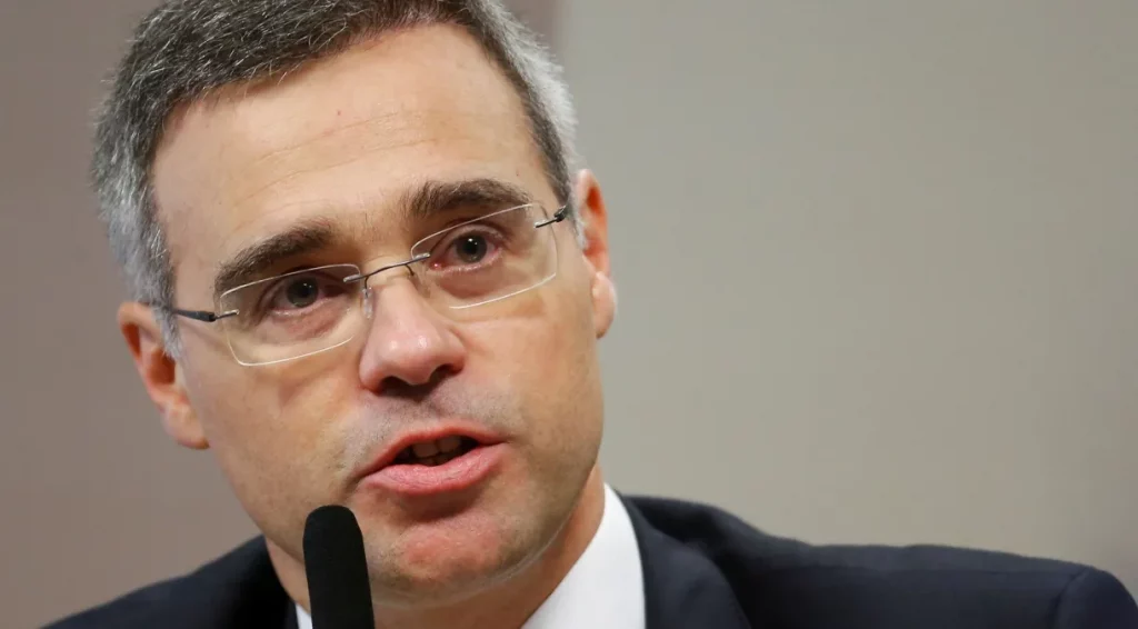 Mendonça vota contra decisão de Moraes que suspendeu norma que dificulta aborto em gestação decorrente de estupro