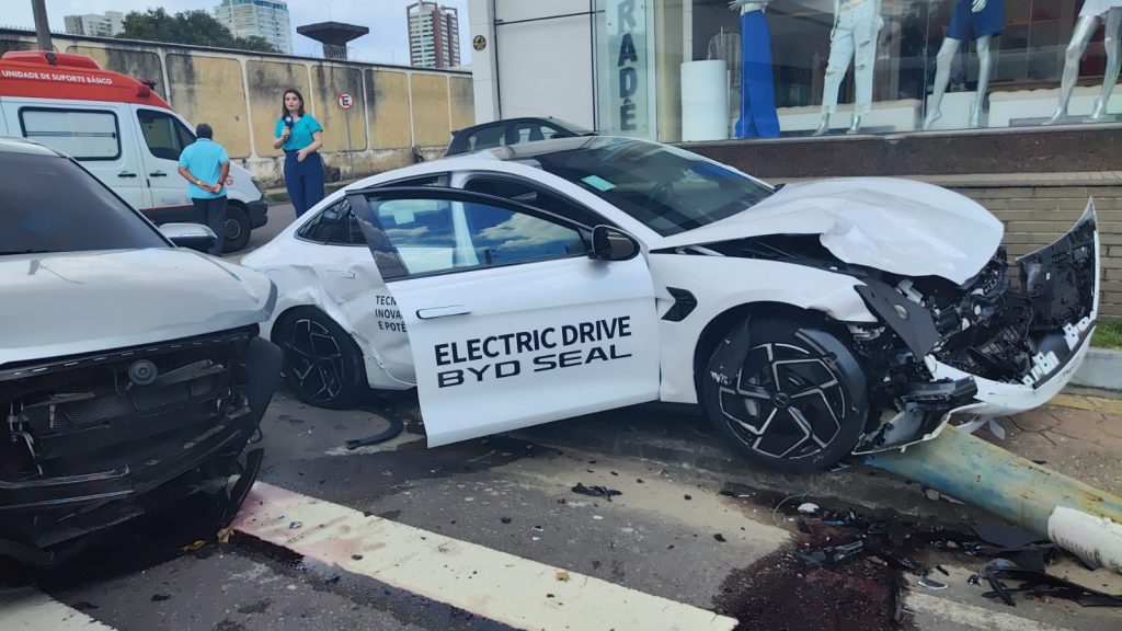 Acidente com carro de teste drive e outros dois carros deixa trânsito caótico no Vieiralves em Manaus