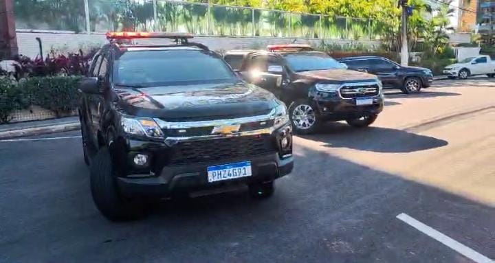 A Polícia Federal apreende um carro em um condomínio de luxo em Manaus como parte de uma operação de combate ao crime organizado na região.