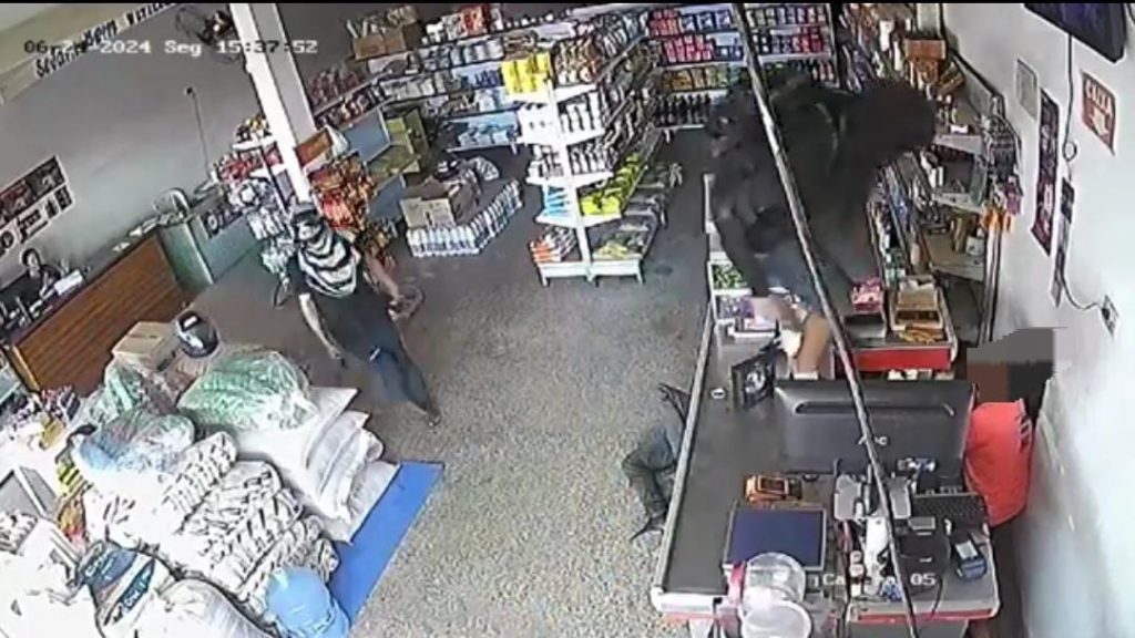 Vídeo: Bandidos armados assaltam mercadinho e distribuidora no Amazonas