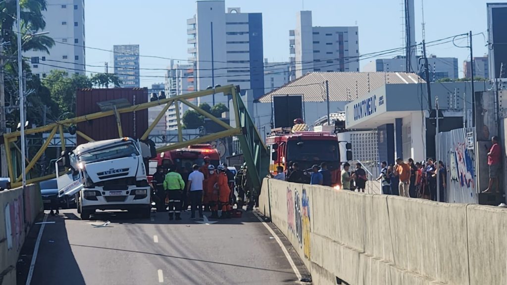 Empresa deve pagar dano causado por carreta que destruiu limitador de altura de viaduto em Manaus
