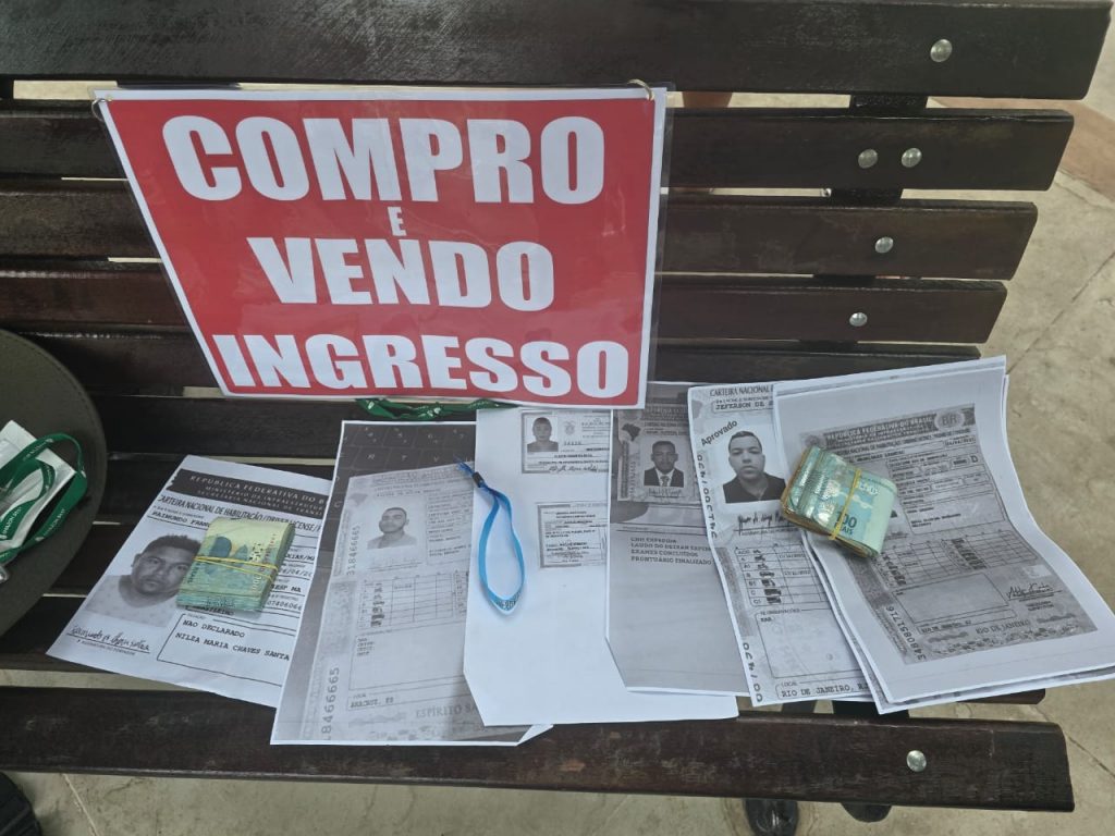 Polícia prende dupla flagrada vendendo pulseiras da Festa dos Visitantes que é trocada por quilos de alimento em Parintins