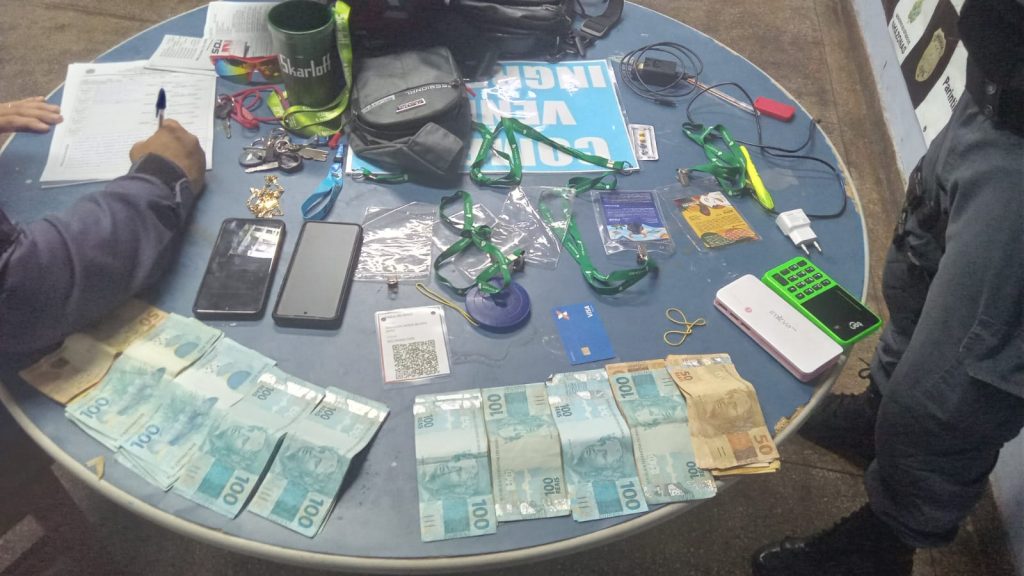 Polícia prende dupla flagrada vendendo pulseiras da Festa dos Visitantes que é trocada por quilos de alimento em Parintins