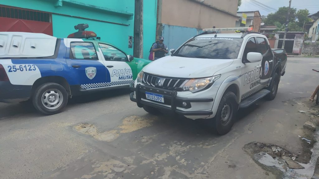 Homem tem a cabeça 'estourada' a tiros e mulher é feita de refém em ataque criminoso na Zona Leste