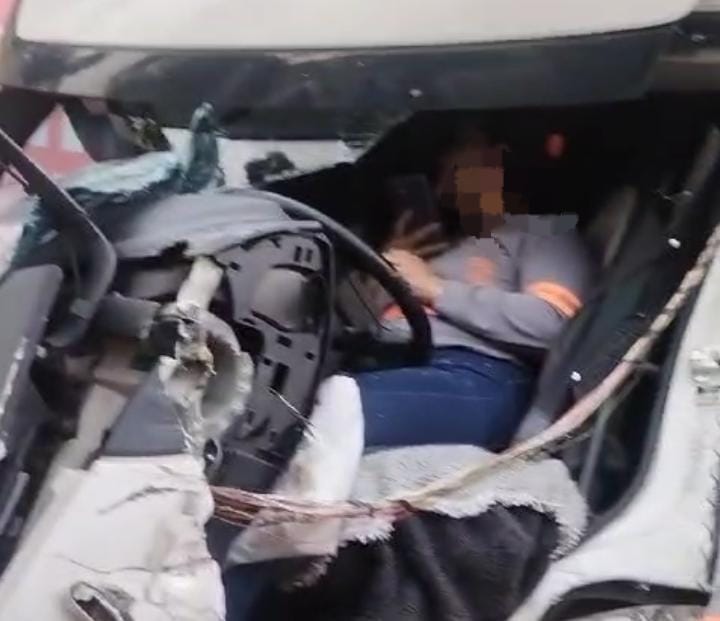 Assista: Grave acidente deixa mulher presa nas ferragens de carreta em Manaus